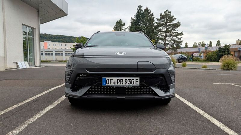 Optische Ähnlichkeiten zur ersten Kona-Generation gibt es außer dem Markenlogo keine. Der kompakte SUV tritt glattflächig und stämmig auf. (Bild: Rosenow – VCG)