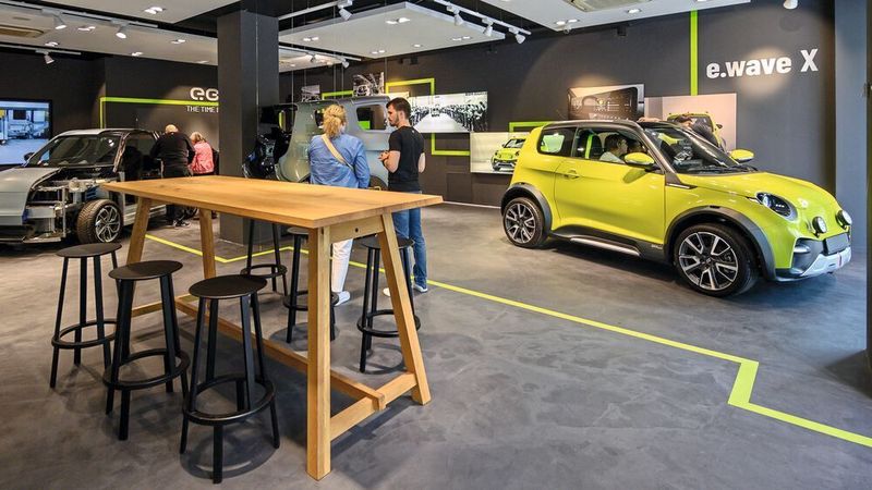 Die Inneneinrichtung des Brand Stores greift den derzeit in der Branche schwer angesagten Lounge-Charakter auf, wie ihn etwa auch Cupra pflegt. (E-Go Mobile)