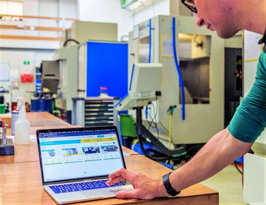 Smartblick bietet jetzt eine Software, die die Zusammenarbeit in der Produktion verbesstert. Denn auch in KMU würden schnelle Reaktionen auf sich ändernde, dynamische Rahmenbedingungen immer dringlicher, was die Sofware aber leiste. Smartblick bietet jetzt eine Software, die die Zusammenarbeit in der Produktion verbesstert. Denn auch in KMU würden schnelle Reaktionen auf sich ändernde, dynamische Rahmenbedingungen immer dringlicher, was die Sofware aber leiste.