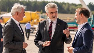 Jürgen Heindl, Gründer und CEO von Progroup, Prof. Armin Willingmann, Wirtschaftsminister von Sachsen-Anhalt, und Maximilian Heindl, Chief Development Officer bei Progroup (v.l.), beim Richtefest. (Progroup)