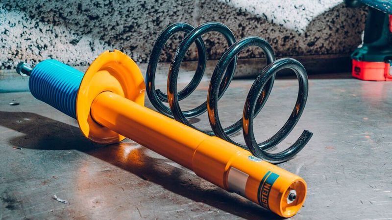 Auch die Tragfeder sollte genau untersucht und bei Bedarf ersetzt werden. (Bild: Bilstein)