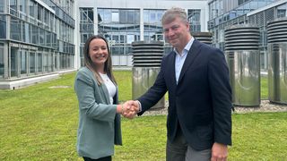 Axel Juhre, Leiter des BMW-Niederlassungsverbundes Mitte, gratuliert Michelle Hille zur neuen Position als Leiterin Marketing und Kommunikation. (Bild: BMW-Niederlassungsverbund Mitte)