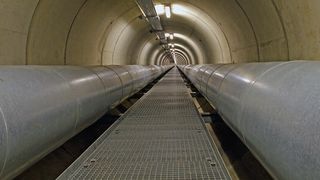 Bild 1: Wärmeenergie muss nicht unbedingt vor Ort genutzt werden, sondern lässt sich auch von A nach B liefern. (Bild: Wikimedia/A. Savin)