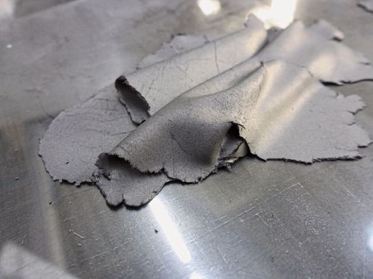 Trockener Elektrodenfilm aus strukturierter Mischung, aufbereitet im Eirich-Mischer(Bild:  Eirich)