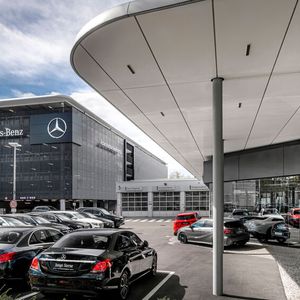 Aufgrund der Innenstadtlage konnte das Unternehmen nicht in der Fläche wachsen. Ergebnis davon ist ein Parkhaus mit fünf Etagen (im Hintergrund links), das über 278 Stellplätze verfügt.(Bild:  Rolf Nachbar)