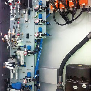 Bild 1: Einsatz der Koaxialventile auf der zentralen Fluidplatte einer Werkzeugmaschine: Die Wartungsfreundlichkeit ermöglicht den Austausch des Ventilsitzes in wenigen Minuten.