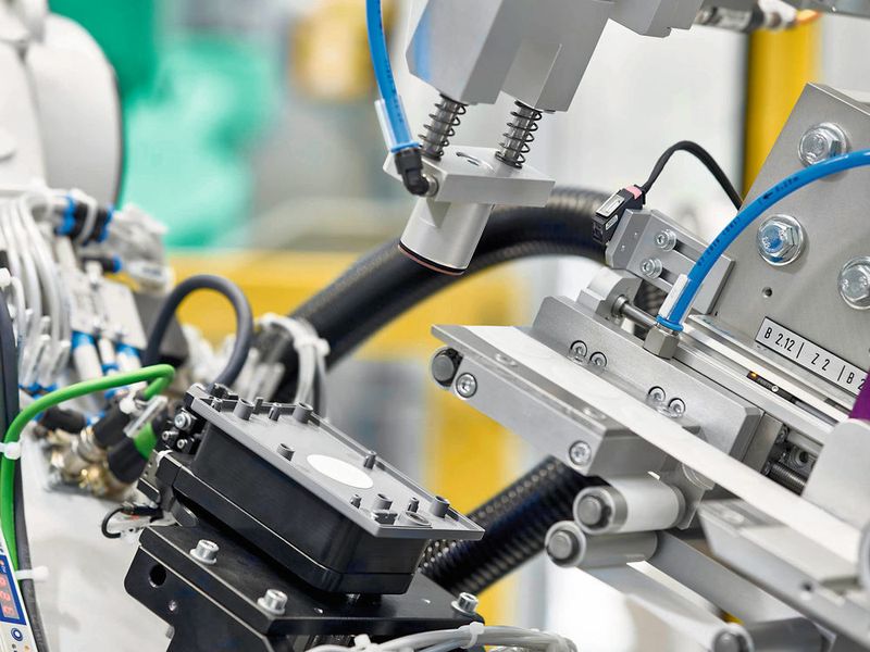 Individualisierung auf der Hannover Messe: Der Kofferanhänger wird mit einem NFC-Chip (Bildmitte) bestückt, auf den die V-Card und Auftragsdaten des Besuchers übertragen werden. (Arburg)