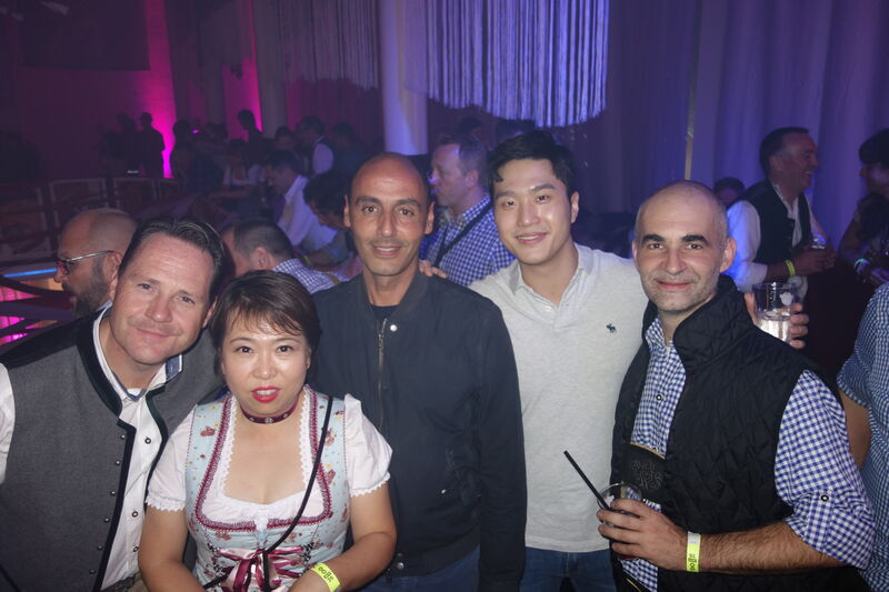 Markus Hollerbaum (l., &K), Nami An, Bel Zidane, Kyungmin Nam und Steven Pollok (Samsung) (Bild: IT-BUSINESS)