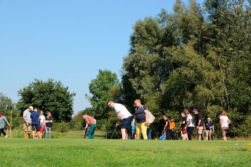 Die „Schnuppergolfer“ beim Putting-Turnier (MichaelTelecom)