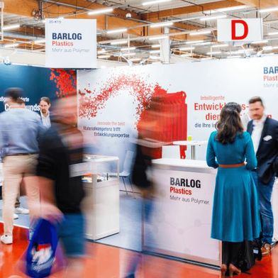 Der Barlog-Messestand auf der letztjährigen Kuteno 2025: Dieses Jahr stehen hier neue PEKK-Compounds sowie PFAS-freie Gleitlagerwerkstoffe im Mittelpunkt. (Bild: Barlog)