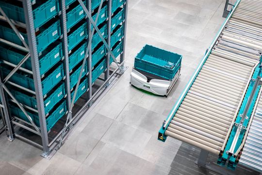 Diese kleinen Logistikhelfer von Exotec ersparen dem Menschen viele durchgetretene Schuhsohlen. Das hat der Hersteller jetzt sogar bewiesen, indem er ausrechnen konnte, dass alle derzeit genutzten Roboter bisher quasi 37 Mal zum Mond und wieder zurück marschiert sind.(Bild:  Exotec)