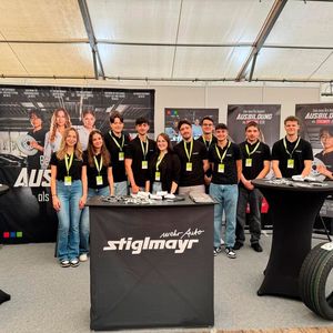 Standbesetzung beim „Ausbildungskompass“ in Geisenfeld: (v. l.) Lena Hartmann, Vanessa Meier, Noah Marbach, Leon Biele, Ramona Müller, Eray Esmer, Björn Schwinn, Stefan Mayer, Elias Mayr, Fabian Regler.(Bild:  Stiglmayr)