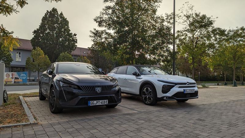 Stellt man den 408 direkt neben den Citroën C5 X fällt einem die Konzernzugehörigkeit unweigerlich auf.  (Bild: Schreiner – VCG)