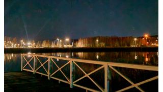 Gewöhnungsbedürftig für Nicht-Finnen. Ein Saunabesuch gehört zur finnischen Kultur - immerhing gibt es schätzungsweise über 3,3 Millionen Saunen im Land -, selbst wenn es um KI-IT geht. Hier, im Bild, steigt man zur Abkühlung, auch wenn draußen Eiseskälte herrscht, in einen abgelegenen See mit Blick auf einen Teil von Turku.  (Bild: Business Finland)