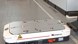 Das fahrerlose Transportfahrzeug OL1200S von Grenzebach kann auf kleinstem Raum navigieren – dank eines speziellen Lenk-Fahr-Antriebs. (Bild: Grenzebach)