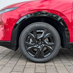 Auch die 19-Zoll-Felgen der Spitzenausstattung namens Homura sind schwarz lackiert. Die Bridgestone-Alenza-Bereifung in 225/55 R 19 ist klar auf der komfortablen Seite angesiedelt.(Bild:  Rosenow – VCG)