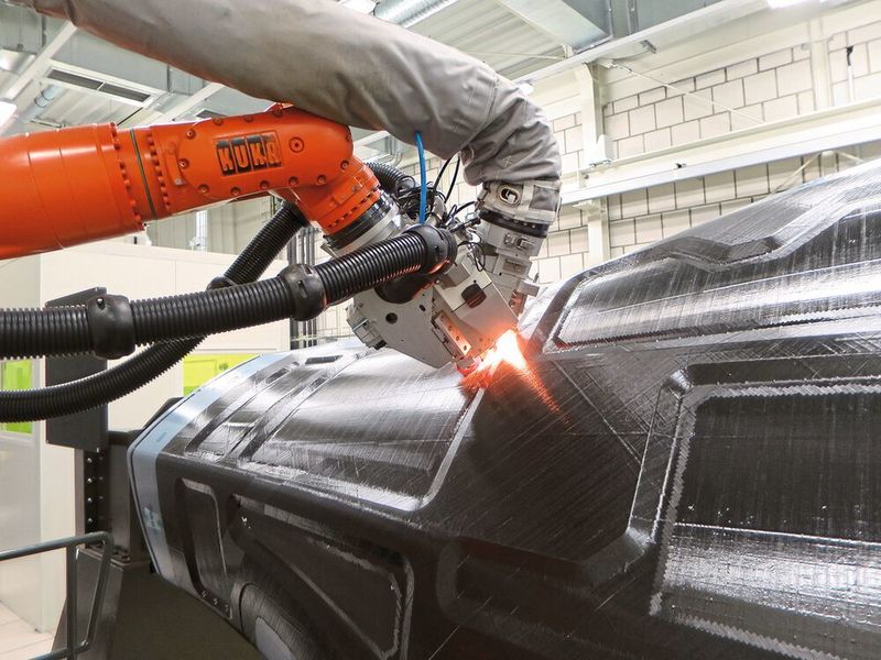 Die Seitenschalen werden per Automated Fiber Placement hergestellt – einem innovativen Composite-Fertigungsverfahren.  (Fraunhofer-IGCV)