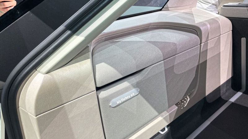 Und natürlich sind wieder zahlreiche Simply-clever-Ideen umgesetzt. Hier ein Staufach für dreckige Schuhe an der Seitenwand des Kofferraums. (Bild: Grimm – VCG)