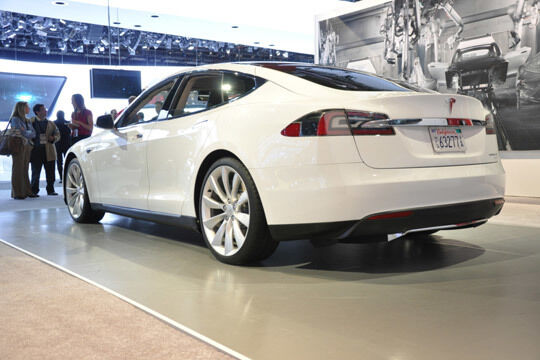 Elektro-Pionier Tesla startet in diesem Jahr mit der Limousine Model S. (sp-x)