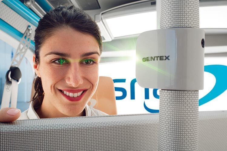 Über einen Iris-Scanner lassen sich verschiedene Informationen des personalisierten Profils freigegeben. (Dingo Photo)