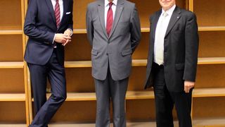 PD Dr. Christian Growitsch, Prof. Dr. Ulrich Blum und Prof. Dr. Manfred Füting (von links) werden die Regale ihres neuen Arbeitsplatzes bald mit Publikationen zur Werkstoffökonomik füllen. (Fraunhofer IMWS)