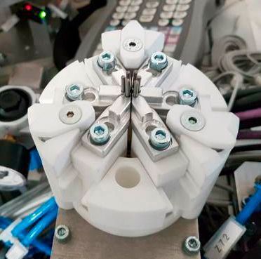 Dieses 6-Backen-Futter wurde mit Hans-Ulrich Büse von Blue Production zusammen umkonstruiert und gesintert. Verwendet wurde der von Blue Production entwickelte Werkstoff PA12 KB. (Zimber Verpackungen)