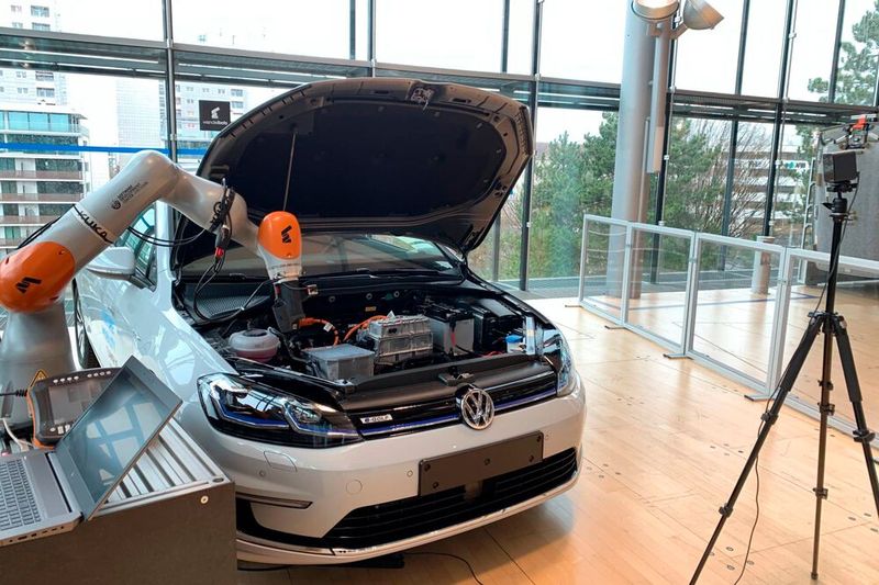 Mit einer No-Code-Robotik-Plattform können Fabrikarbeiter von Volkswagen Roboter innerhalb von Minuten selbst anlernen. (Bild: Wandelbots)