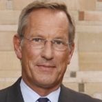 Titel, Name: Michael Diekmann Geburtsjahr, -ort: 1954 in Bielefeld  Funktion: weiterer stellv. Vorsitzender des Aufsichtsrats Firma: Linde AG   Ausbildung:  1973-1982 Studium der Rechtswissenschaften und Philosophie an der Universität Göttingen   Berufliche Laufbahn: 1983-1988 Geschäftsführer des eigenen Verlagshauses  Diekmann/Thieme GbR  1988 Tätigkeit in der Allianz Versicherungs-AG, München  1998 Mitglied des Vorstands der Allianz AG 2003 Vorstandsvorsitzender der Allianz SE (vormals Allianz AG) Seit 2003 Mitglied und weiterer stellv. Vorsitzender des Aufsichtsrats der Linde AG sowie Mitglied des Vermittlungsausschusses, des Ständigen Ausschusses und des Nominierungsausschusses   Besonderes: Aufsichtsratsmandate: Externe Mandate: BASF SE,  Siemens AG  Konzernmandate: Allianz Asset Management AG (Vorsitzender), Allianz Deutschland AG, Allianz France S.A. (Vizepräsident des Verwaltungsrats), Allianz S.p.A.  2005 zum Manager des Jahres von der Wirtschaftswoche gekürt  Familienstand: verheiratet, zwei Töchter und einen Sohn  (Bild: Linde)