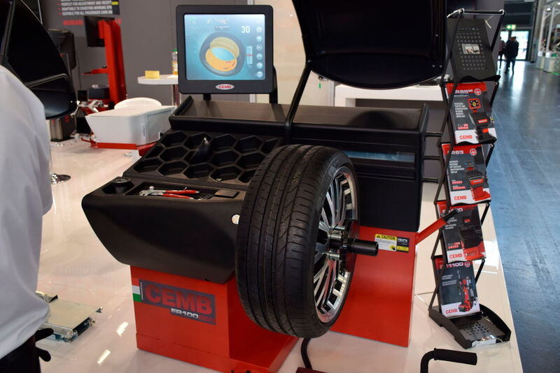 Die Diagnosewuchtmaschine „ER 100 Evo“ scannt die Reifenoberfläche und Felge per Laser, kann in einer Ebene dynamisch wuchten und zeigt die genaue Wuchtgewichtposition. (Holz/»kfz-betrieb«)
