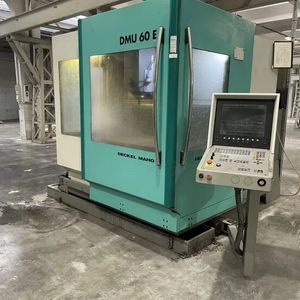 ... und eine Schwestermaschine des Typs Deckel Maho DMU 60 für die spanende Vertikalbearbeitung.(Bild:  Surplex)