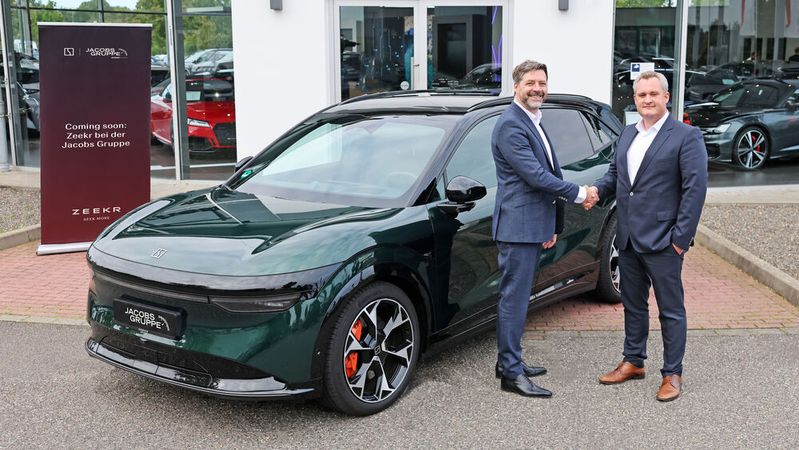 Lukas Dohle (li.), Geschäftsführer Zeekr Deutschland, und Alexander Gotzen, Sales Manager New Cars bei der Jacobs-Gruppe.(Bild:  Zeekr)