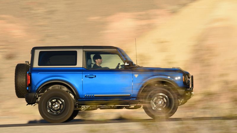 Ein halbes Dutzend Offroad-Fahrprogramme für jedes Terrain, eine zehnstufige Automatik, zuschaltbaren Allradantrieb, eine Geländeuntersetzung und drei Sperren: Es muss schon sehr dick kommen, um den Geländewagen aufzuhalten. (Bild: SP-X/Benjamin Bessinger)