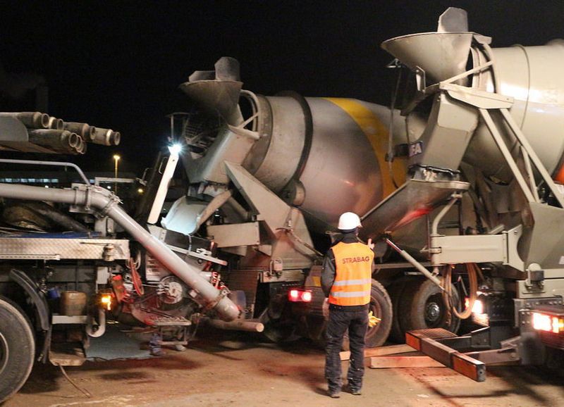 Beton wie am Fließband: Im Sechs-Minuten-Takt entluden 150 Mischfahrzeuge ihre Fracht in die Betonpumpe. (Bild: SKF)