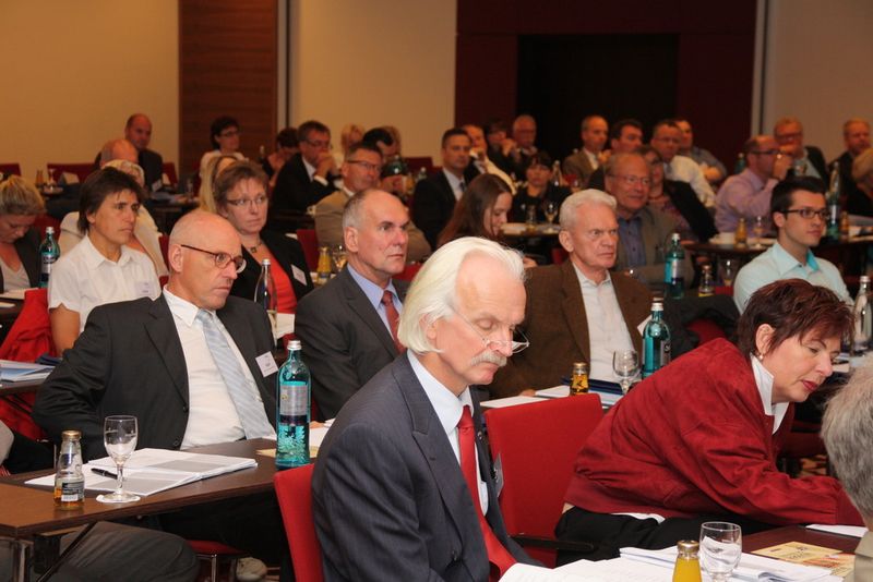 Mehr als 100 Teilnehmer informieren sich über Erfolgsparameter für die nachhaltige Vernetzung von Innovatoren und Anwendern (Bild: Reinhardt)