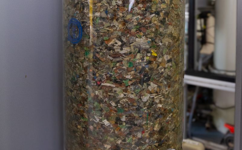 Elektroschrott im Biomining-Reaktor (Bild: Fraunhofer IGB)