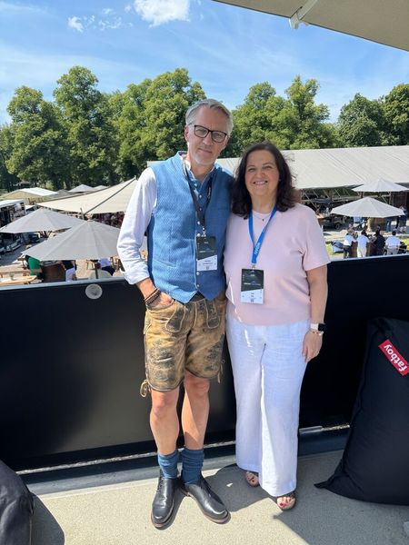 Über den Dächern des Forums: Mathias von Bescherer (Arrow) und Lilli Kos (IT-BUSINESS) (Bild: Vogel IT-Medien GmbH)