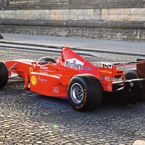 Das von Rory Byrne entwickelte Design wies mehrere Änderungen an der Aerodynamik des vorherigen F310B auf, darunter stärker ausgeformte Lufteinlässe, die einige Zentimeter näher an der Front des Autos begannen.(Bild:  Kevin Van Campenhout ©2022 Courtesy of RM Sotheby’s)