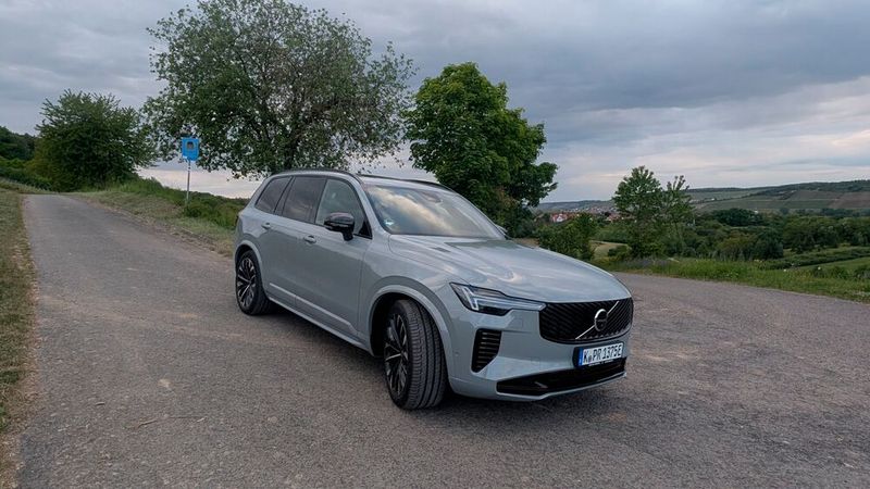6. Das Fahrverhalten: Mit einer Gesamtsystemleistung von 335  kW/455 PS ist der XC90 PHEV ein echtes Kraftpaket. Gleichwohl ist der Plug-in-Hybrid-Antrieb, eine Kombination aus einem 228 kW/310 PS starken Reihenvierzylinder-Turbo-Benziner und einem 107 kW/145 PS starken Elektromotor an der Hinterachse, eher auf Komfort denn auf sportliches und dynamisches Fahren getrimmt – selbst im Power-Modus. Für den Sprint von 0 auf 100 km/h braucht der XC90 PHEV 5,4 Sekunden, doch tatsächlich verleitet der Siebensitzer eher dazu, gemütlich dahinzugleiten, statt stark zu beschleunigen. Dann ist auch das Zusammenspiel zwischen dem Elektroantrieb und dem Verbrennermotor besonders harmonisch. Unebenheiten auf dem Asphalt bügelt der XC90 dank seines adaptiven Luftfahrwerks souverän weg. Wohl fühlt er sich sowohl auf der Autobahn als auch auf kurvigen Straßen. Alles in allem vermittelt einem der XC90 auch dank der verbauten Armada an aktiven Sicherheitssystemen in jeder Fahrsituation ein Gefühl von Sicherheit. In Kombination mit einem flüsterleisen Innenraum, in dem das Premium-Soundsystem von Bowers & Wilkins besonders gut zur Geltung kommt, erweist sich der XC90 als perfekter Langstreckenbegleiter. (Bild: Mauritz – VCG)