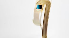 Das Herzschrittmacher-Implantat ist flexibel und passt sich der Form des Gehirns an. Das erhöht den Tragekomfort deutlich. (Bild: Fraunhofer IZM)
