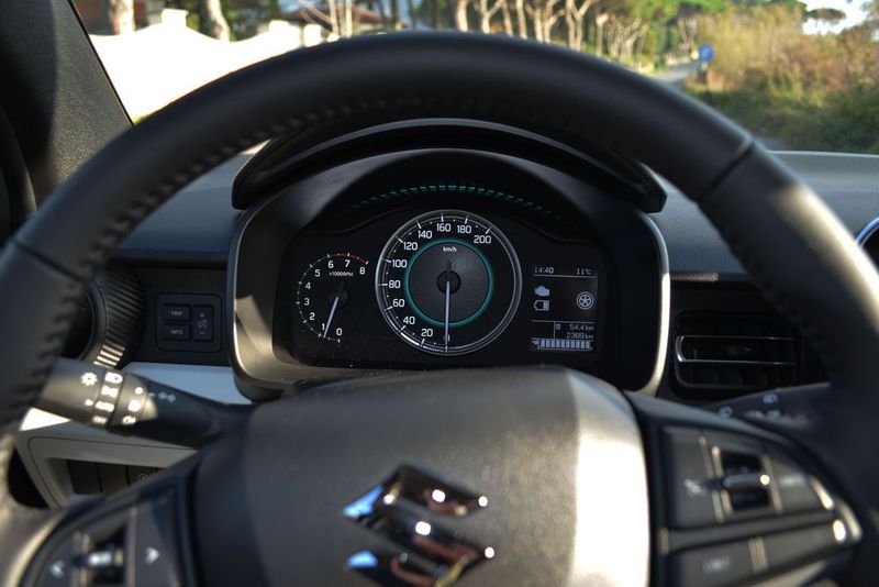 Für Stadtmenschen empfiehlt Suzuki einen Mild-Hybrid, der etwa durch Bremsrekuperation weniger verbrauchen soll. (Seyerlein / »kfz-betrieb«)