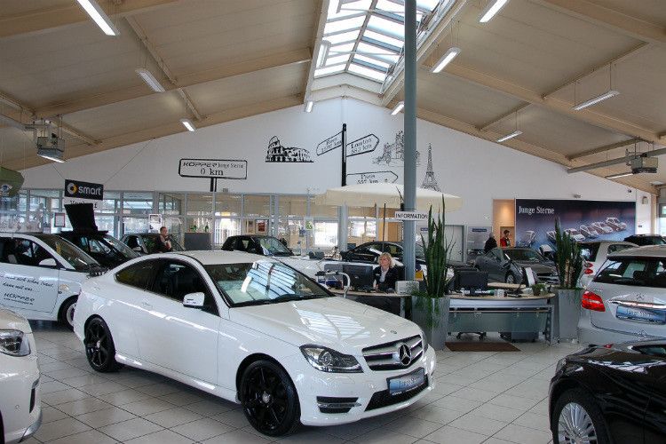 Der Showroom im Junge-Sterne-Gebrauchtwagencenter in Dorsten, ... (Foto: Udo Schwickal)