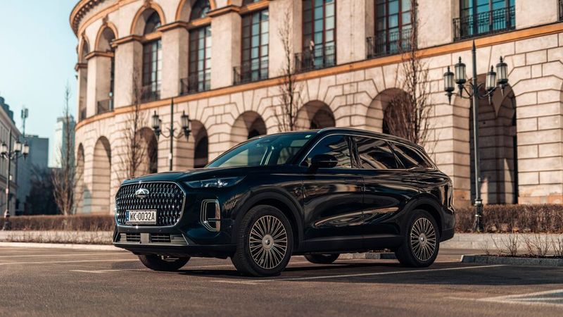 Er bietet spürbar mehr Platz, einen bequemeren Zugang zur dritten Reihe, Allradantrieb, drei Elektromotoren und eine 34,5 kWh große Batterie, die sich mit bis zu 70 kW laden lässt. (Bild: Chery)