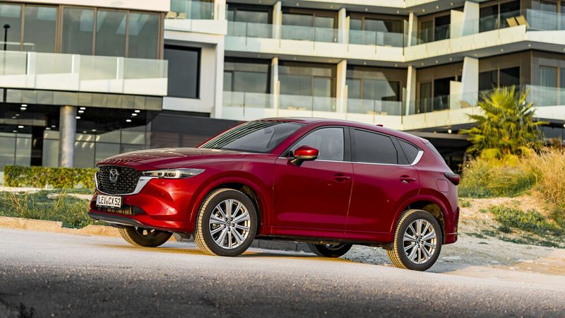 Der CX-5 kommt auch im neuen Modelljahr unter anderem mit einem Vier-Zylinder-Diesel (2,2 Liter) auf den Markt. Die Benziner-Fraktion wird von zwei Vierzylindern mit 165 PS (121 kW) und 194 PS (143 kW) vertreten. (Autoren-Union Mobilität/Mazda)
