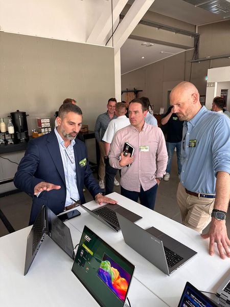 (v. l.) Davide Tarantino (ACER) beantwortet jede Frage von André Heisler und Jan Schriewer (GREEN IT) (Bild: Vogel IT-Medien)