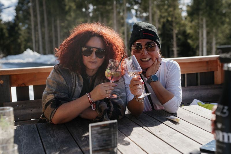 Genießen den sonnigen Tag: Besa Agaj (l., IT-BUSINESS) und Miriam Franke (Sandisk) (Bild: Manuel Emme Fotografie)