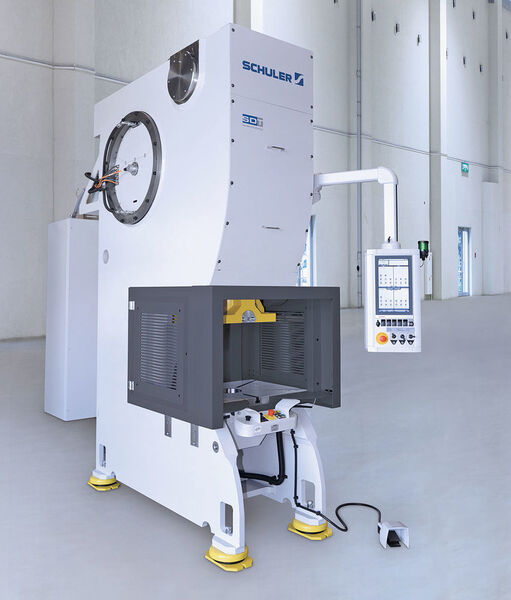 Der neue 100 to Einpleuel-Stanzautomat mit ServoDirekt Technologie CSC 1000. (Bilder: Beutler Nova AG)
