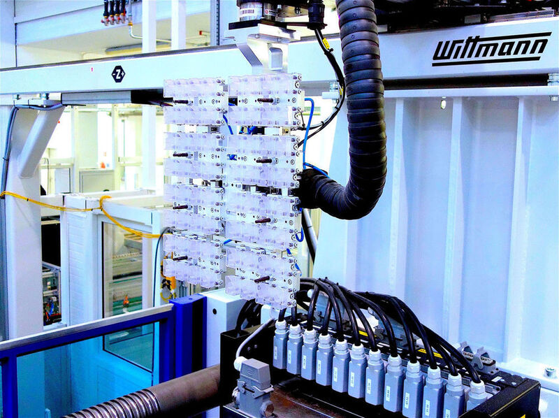 Die Maschine ist nicht alles: Produziert werden die PVAL-Waschmittelbehältnisse in Plonsk zu 1,3 Mrd. Stück im Jahr, per 64-fach-Heißkanalwerkzeuge. (Wittmann-Battenfeld)