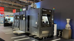 Rechts sieht man, wie die Dual Setup Station von Grenzebach am neuen EOS-3D-Drucker M4 Onyx positioniert ist. Auf der letzten Formnext war das Ganze schon ein Hingucker. Die Station optimiert das Handling und die Produktivität bei der additiven Fertigung mit Metall. (Bild: Grenzebach)