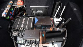 This system detects head movements and uses them to calculate a steering angle for a vehicle.  (Bild: Arrow Electronics)