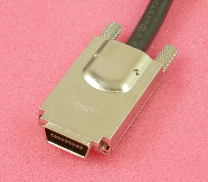 InfiniBand-Anschluss SFF-8470 unterstützt vier SAS-Ports. (Mit freundlicher Genehmigung von Amphenol) (Archiv: Vogel Business Media)